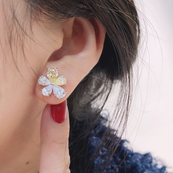 - - 🌸Beautiful Canary and White Prong Set lab Diamond Flower Post Back Ear… - Picture 8 of 10